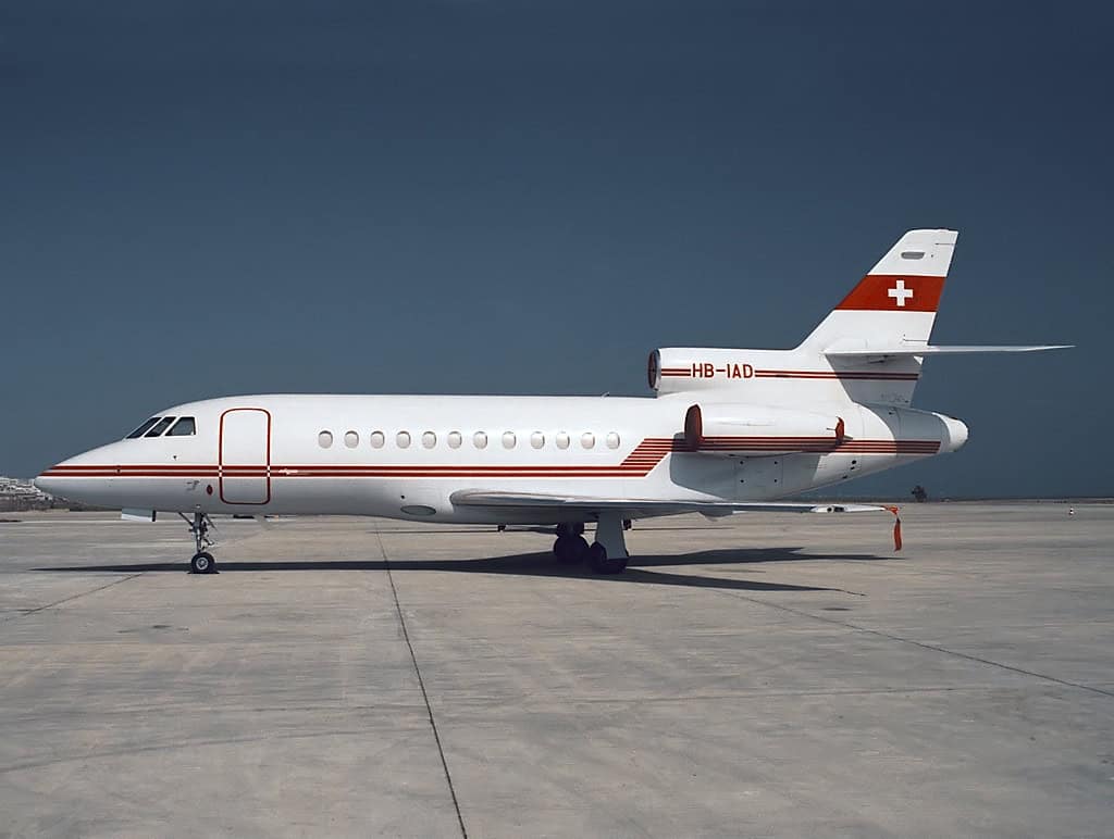 Falcon 900 in flight showing maximum cruise speed performance
