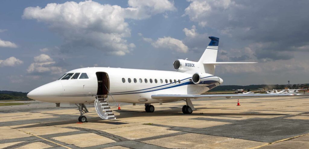 Falcon 900 aircraft showing tri-jet engine configuration/ 