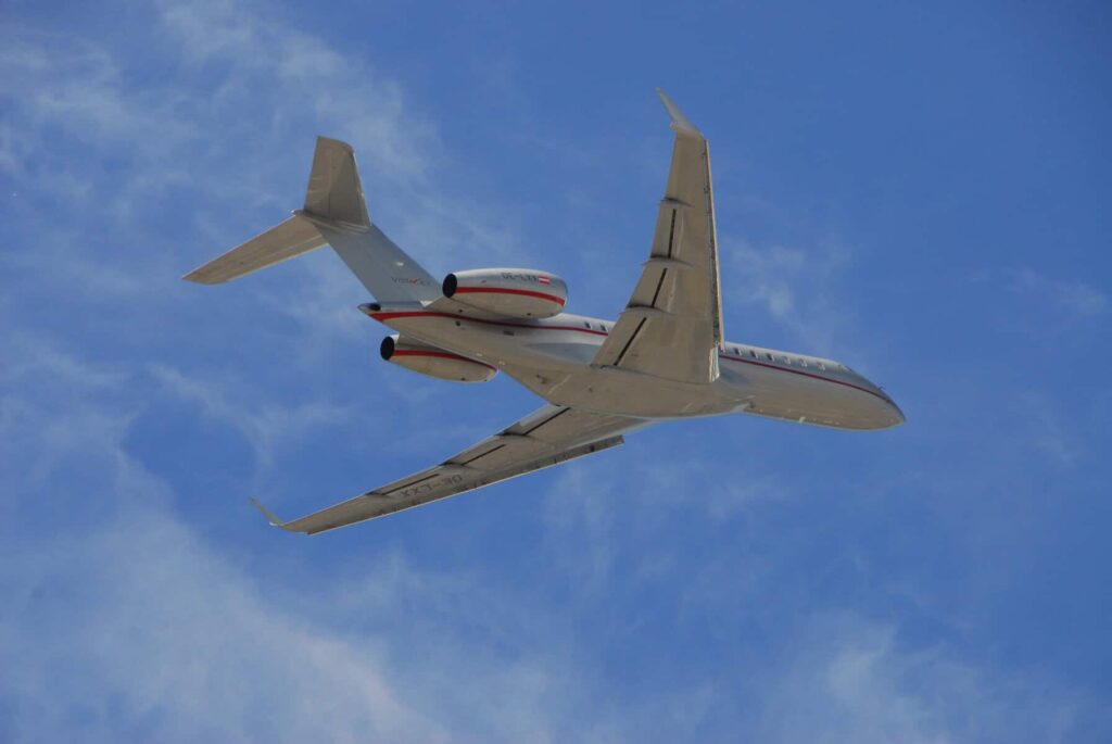 Global 6000 wing design with advanced winglets for smooth flight