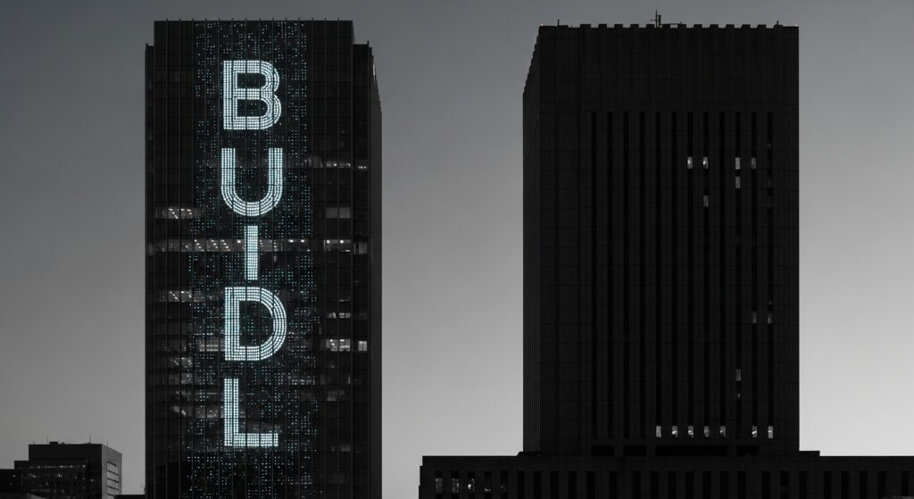 BlackRock Tokenized Assets: Ultimate Guide to BUIDL Fund Investment 2025 23 BlackRock tokenized assets BUIDL comparison with traditional money market funds showing key differences