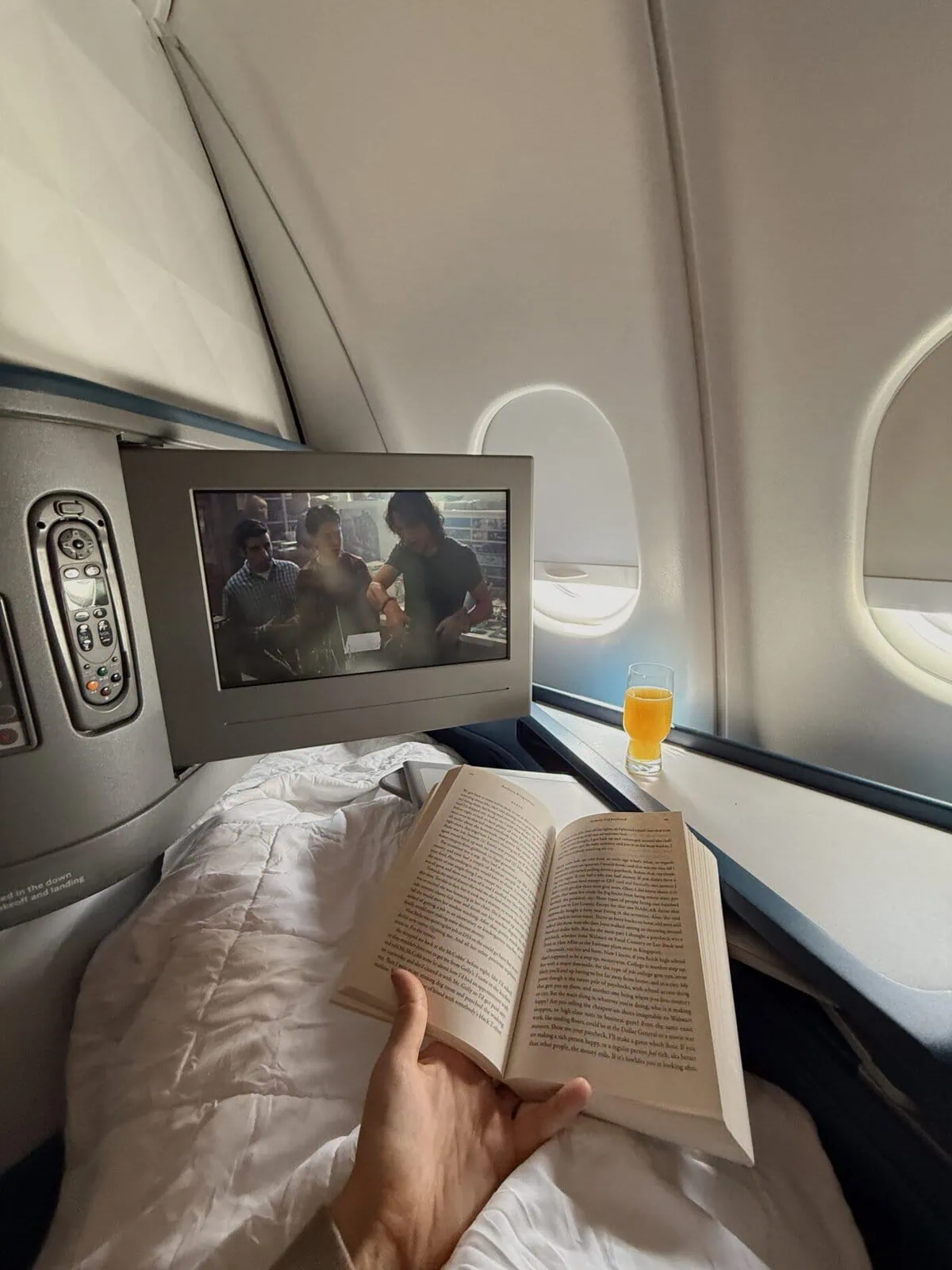 How to get cheap business class tickets 2026 premium cabin seats lie-flat business class interior international flight luxury travel