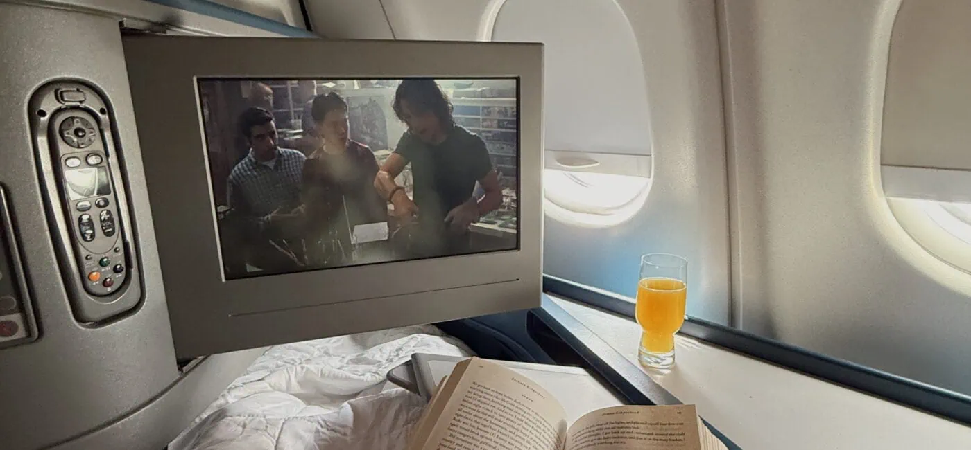 How to get cheap business class tickets 2026 premium cabin seats lie-flat business class interior international flight luxury travel