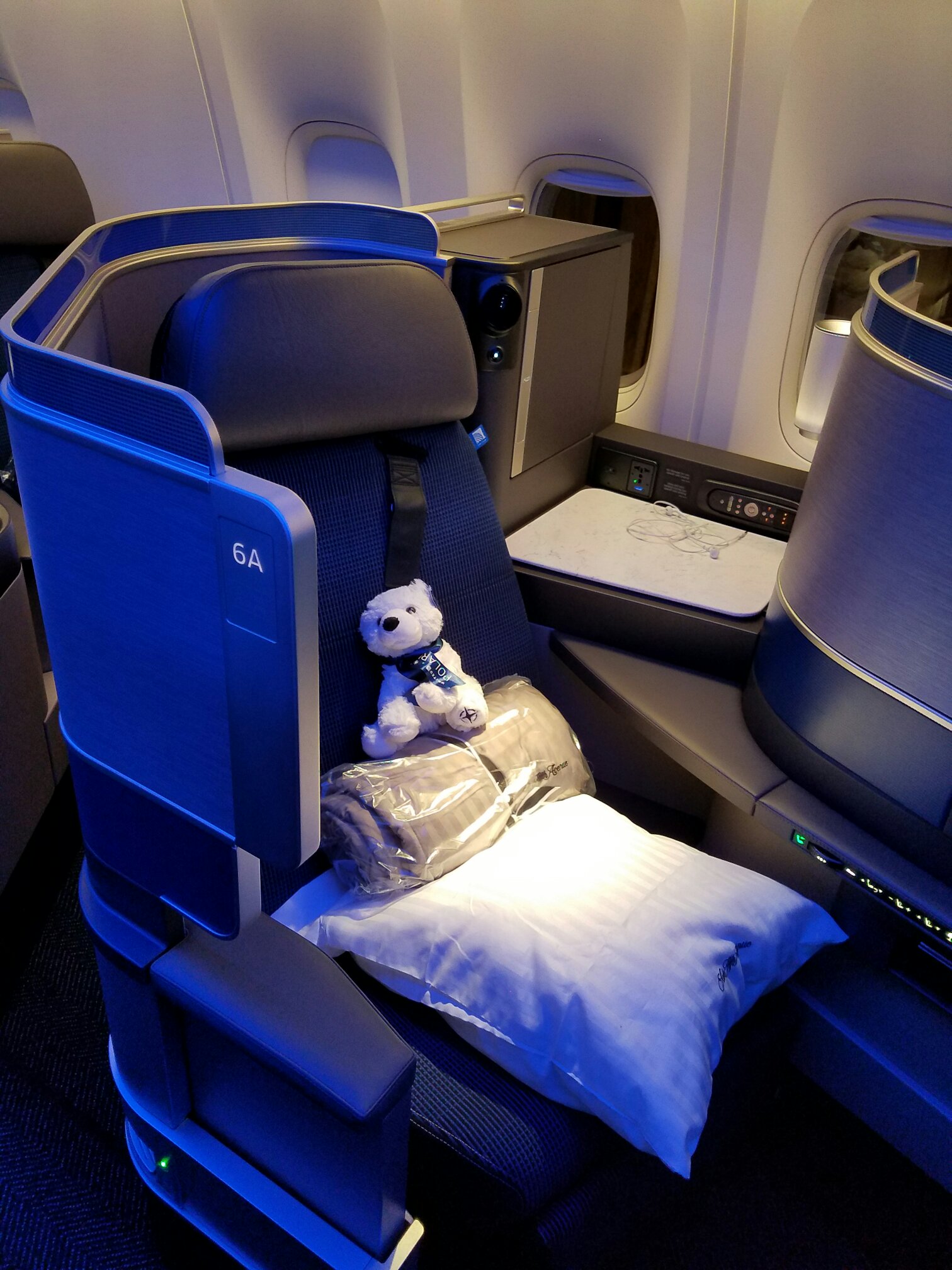 United Airlines business class seats lie-flat configuration Polaris premium cabin United international business seating