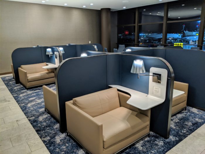  United Polaris Lounge business class access premium amenities United international lounge facilities priority services]

